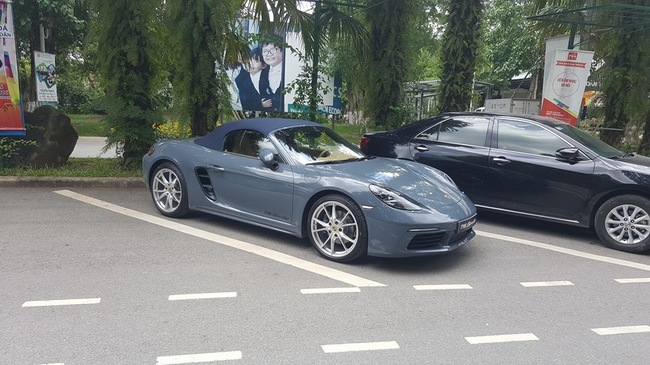 Bắt gặp Porsche 718 Boxster 2016 trị giá 3,5 tỷ Đồng trên phố Hà thành