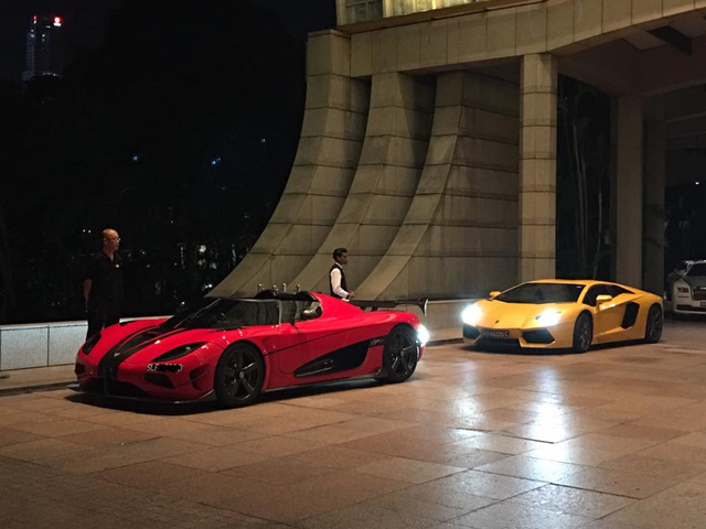 Siêu xe Koenigsegg Agera RS sánh đôi cùng Lamborghini Aventador tại Singapore.