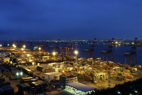 Các container hàng hóa chất đống ở một cảng tại Tokyo (Nhật Bản). Ảnh: Bloomberg